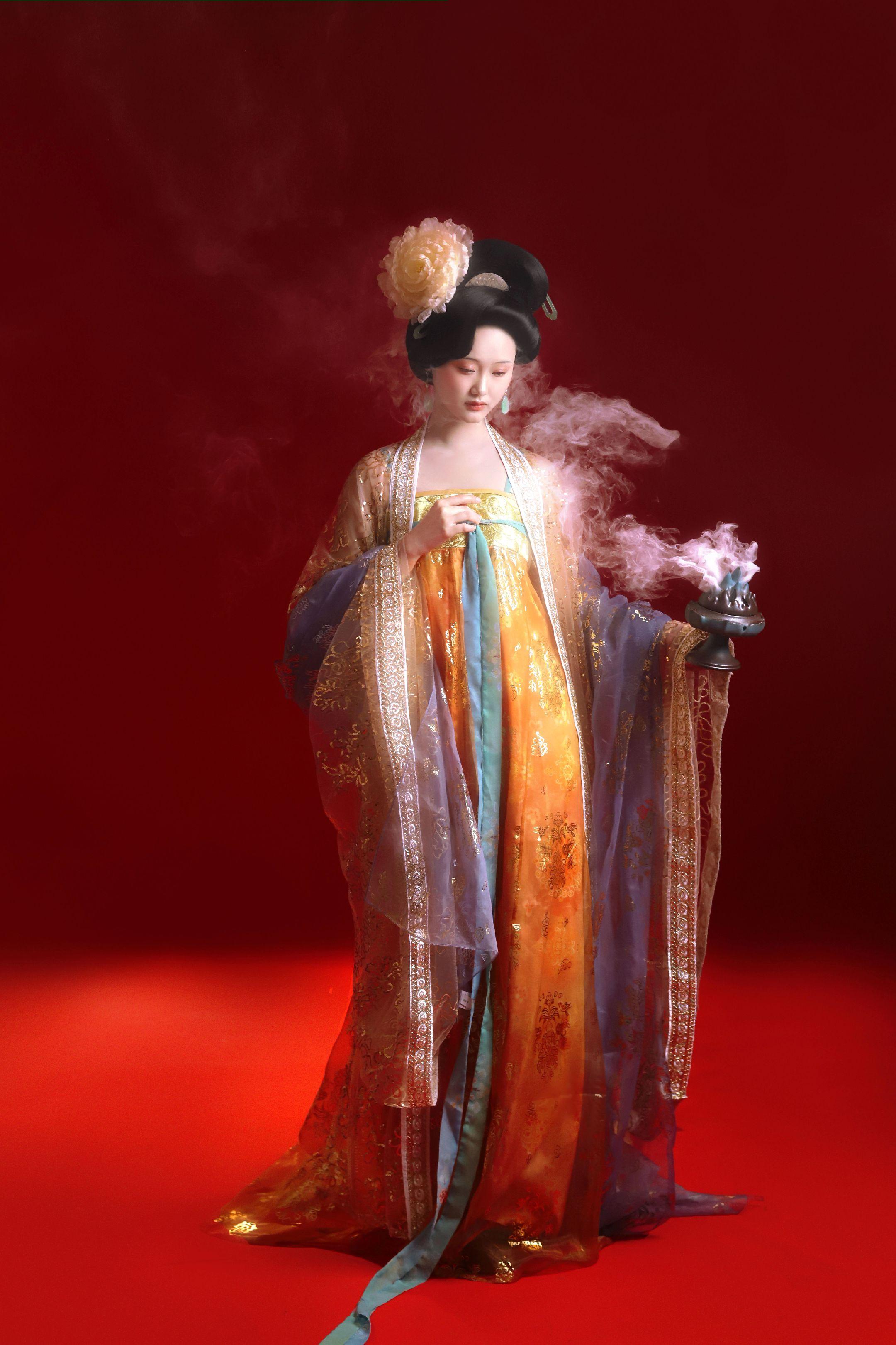 玉炉沉水袅残烟……