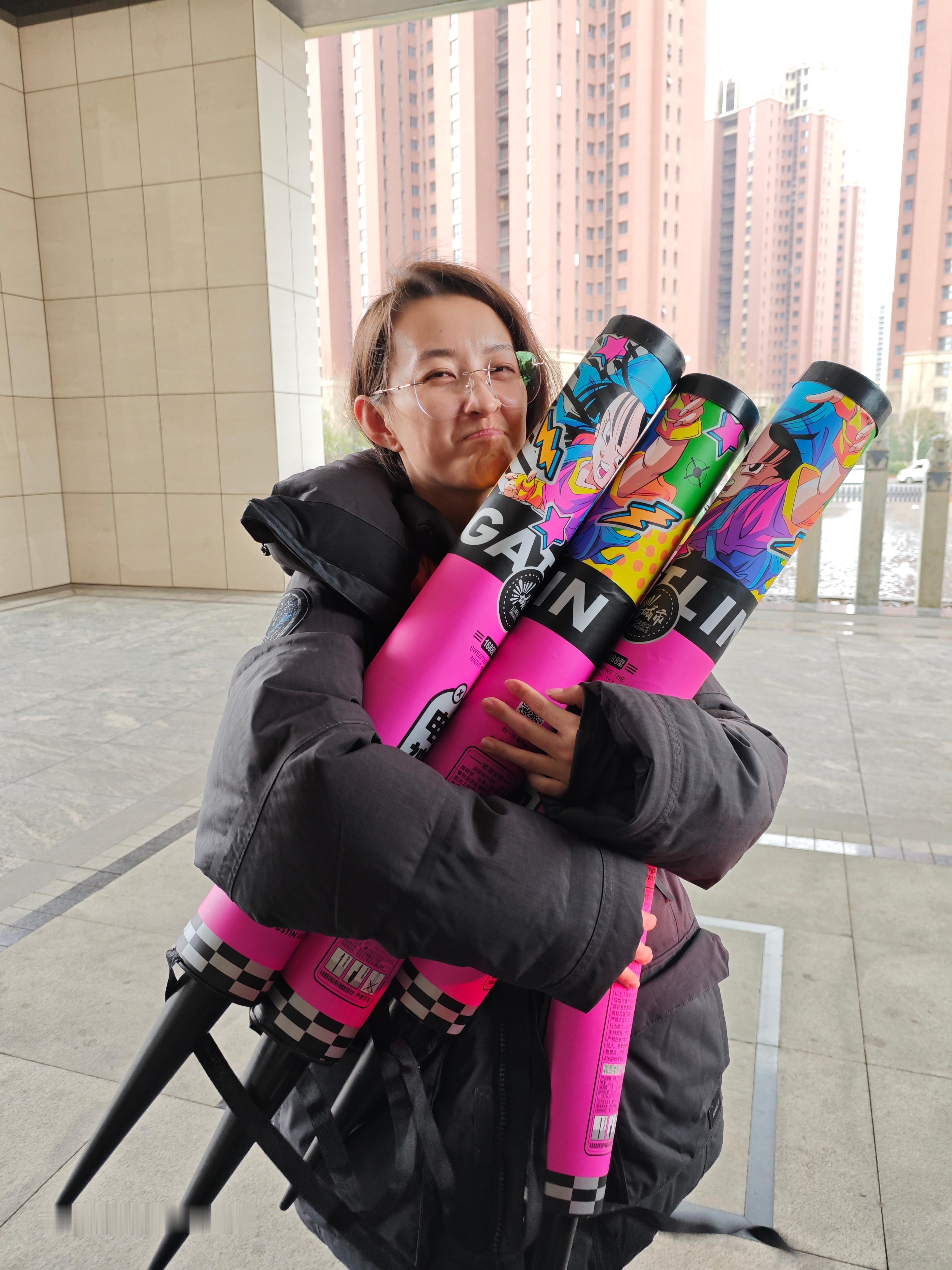扬帆兴高采烈买了四个加特林，结果忘了买打火机了，回北京的路上沿途所有城市都禁放，