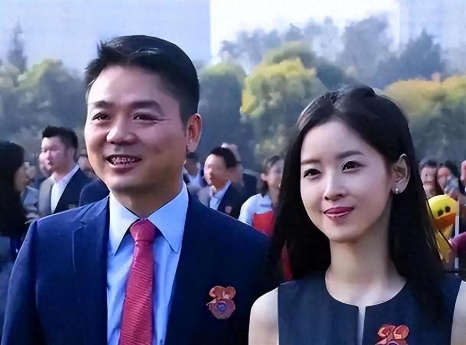 谁能想到，曾经那个手捧奶茶、站在刘强东身后的“京东老板娘”，如今竟活成了自己人生