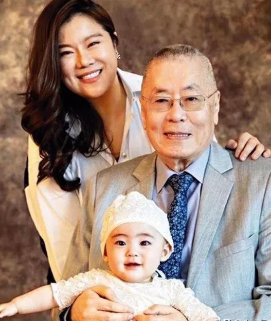 当年，44岁的孙颖为81岁的刘诗昆生下女儿，刘诗昆大手一挥，不仅给女儿配了5亿教