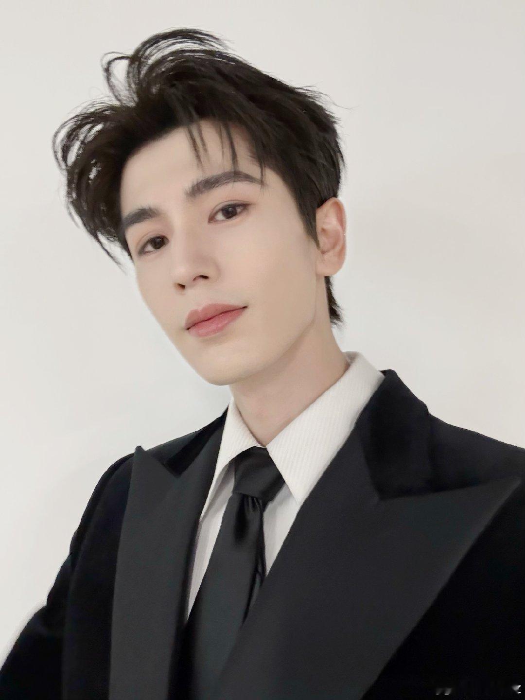 张凌赫爱你登顶爱奇艺国际版年榜 实绩来了！何苏叶凭温柔征服海外观众，张凌赫未来可