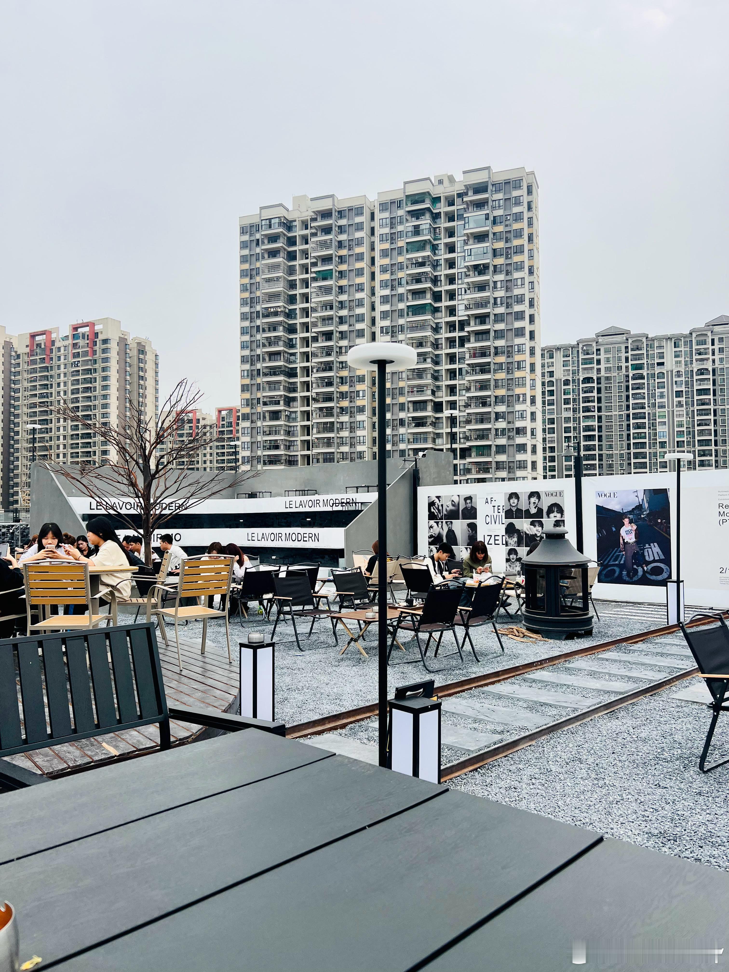 在老家的咖啡店，看到一些看起来还是初中或者高中生，男生女生都有，抽烟动作娴熟得像