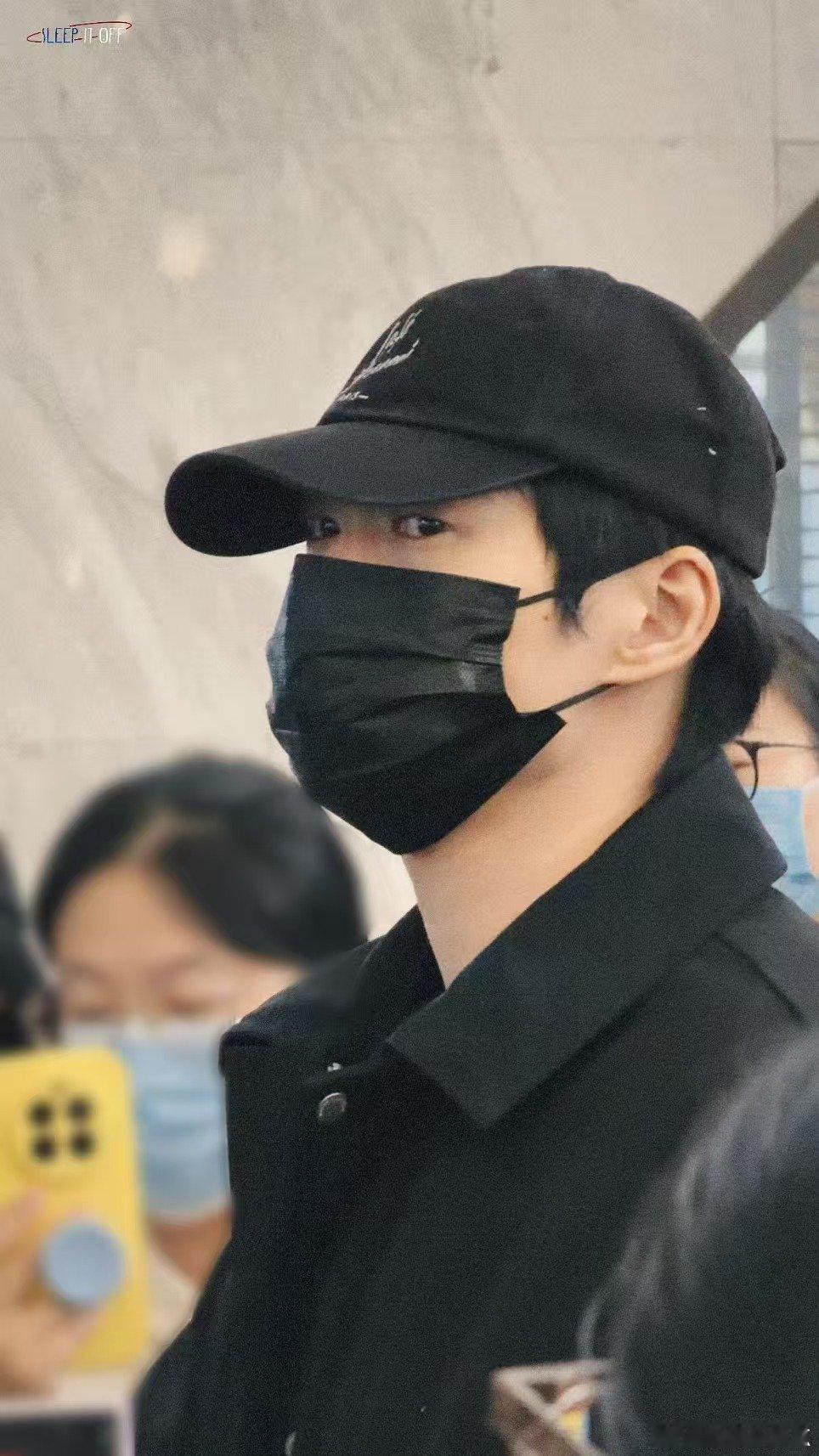 魏大勋一大早长沙出发周五晚高疯 私服都这么好看，真的很难不期待节目里的造型，狠狠