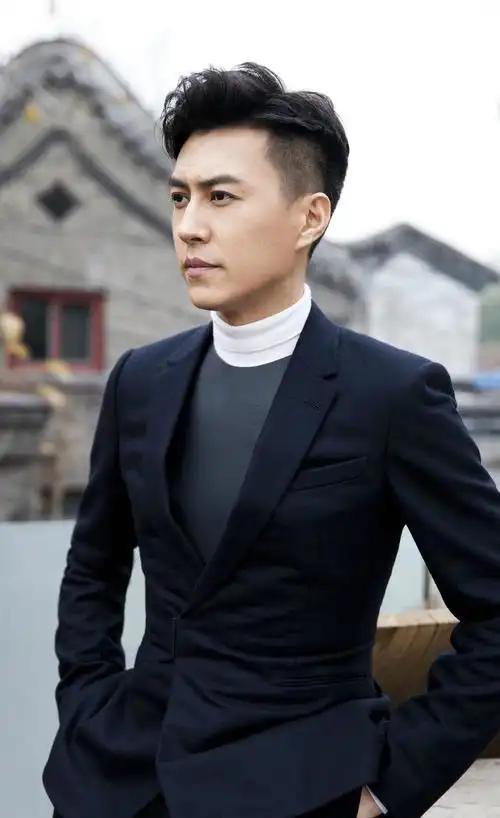 当初靳东全家都不看好，全都拦着他，他非要娶二婚的李佳，他爹在济宁老家差点把桌子掀