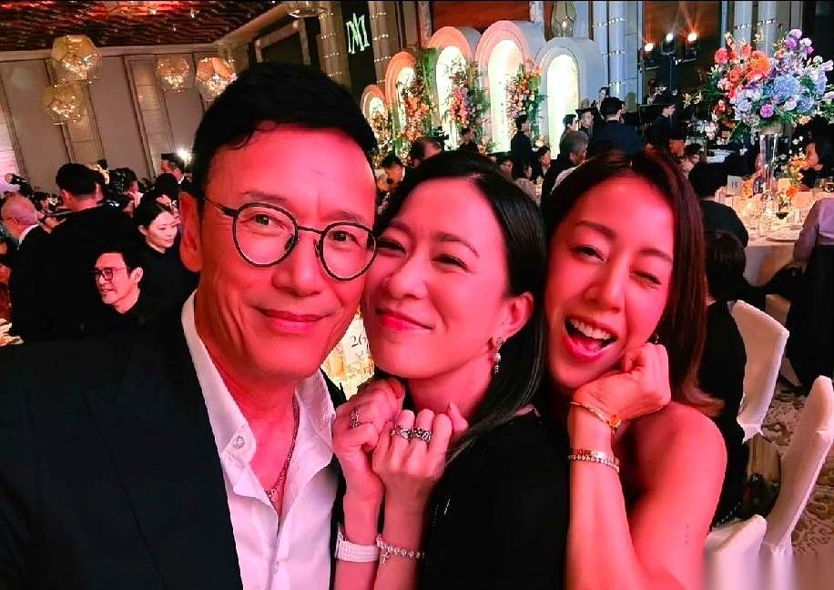 8月2日深夜，佘诗曼的社交账号上悄悄弹出一组宴会照片。配文轻描淡写一句“偶遇一班