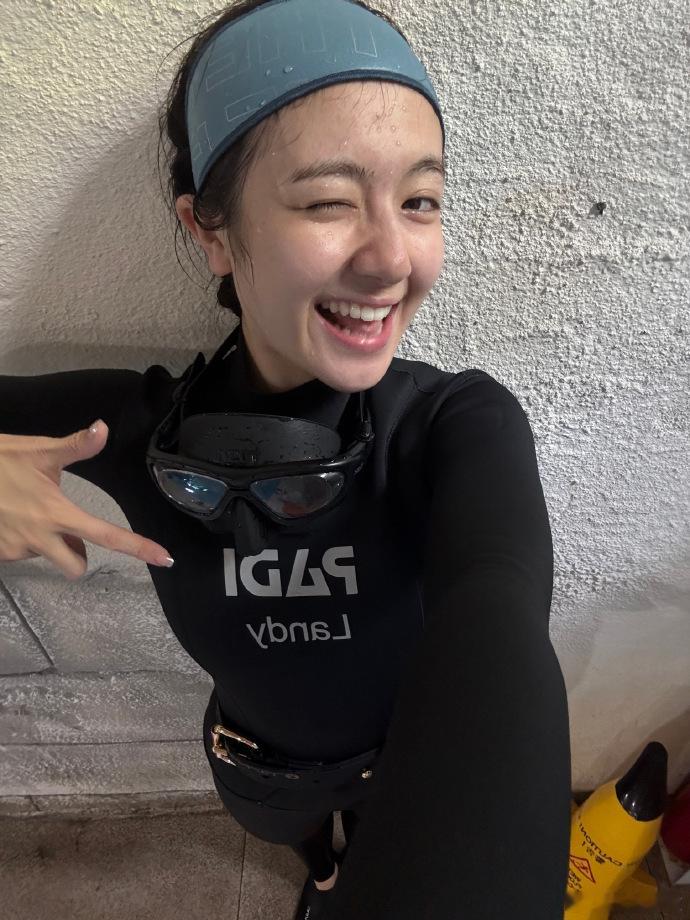 李兰迪拿到自由潜证书李兰迪晒自由潜证书 恭喜恭喜李兰迪拿到自由潜证书，咱们的兰迪