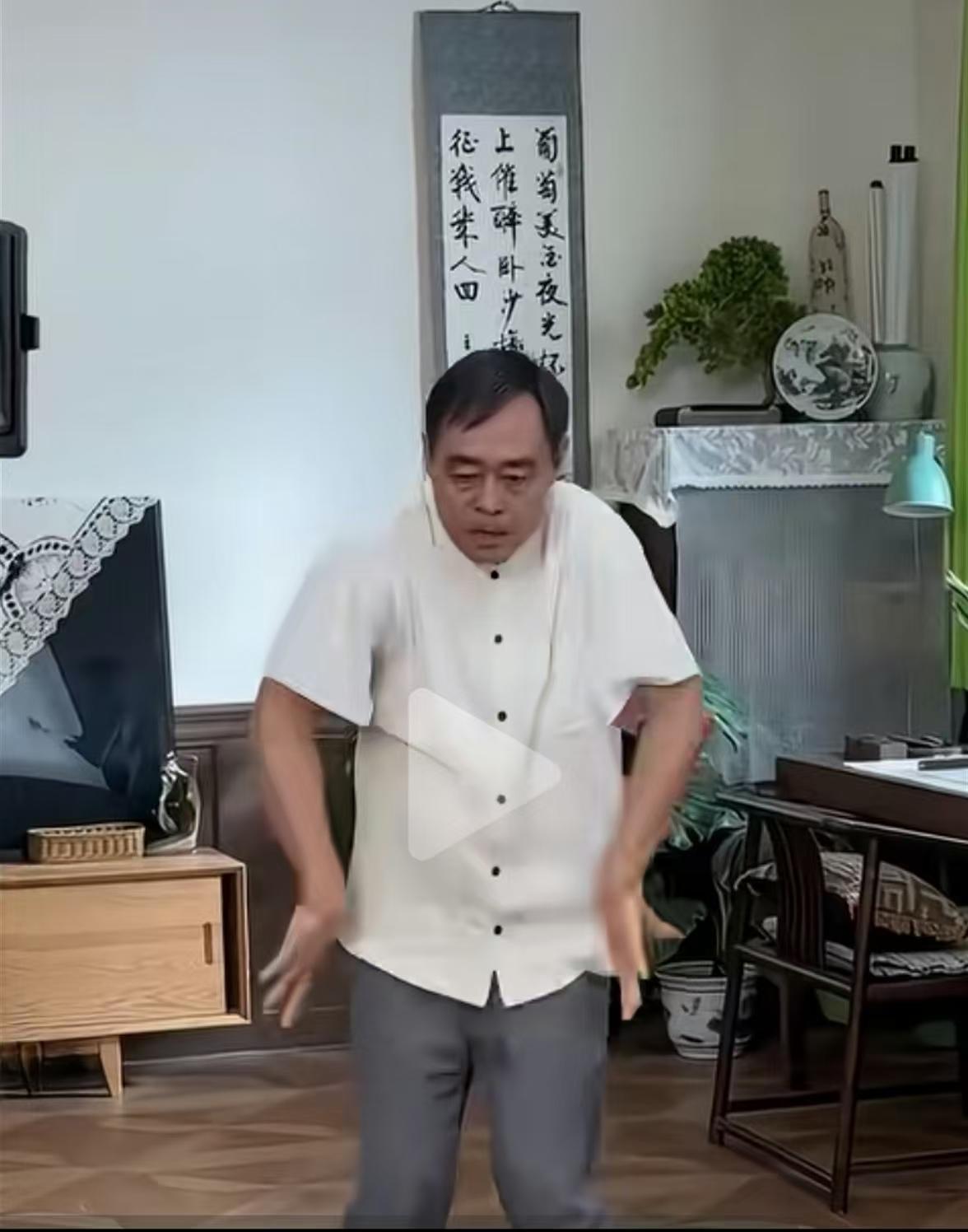 不管什么拳什么功都有讲义动作分解说明，而马保国的什么拳大概就没有，因为有人说他每