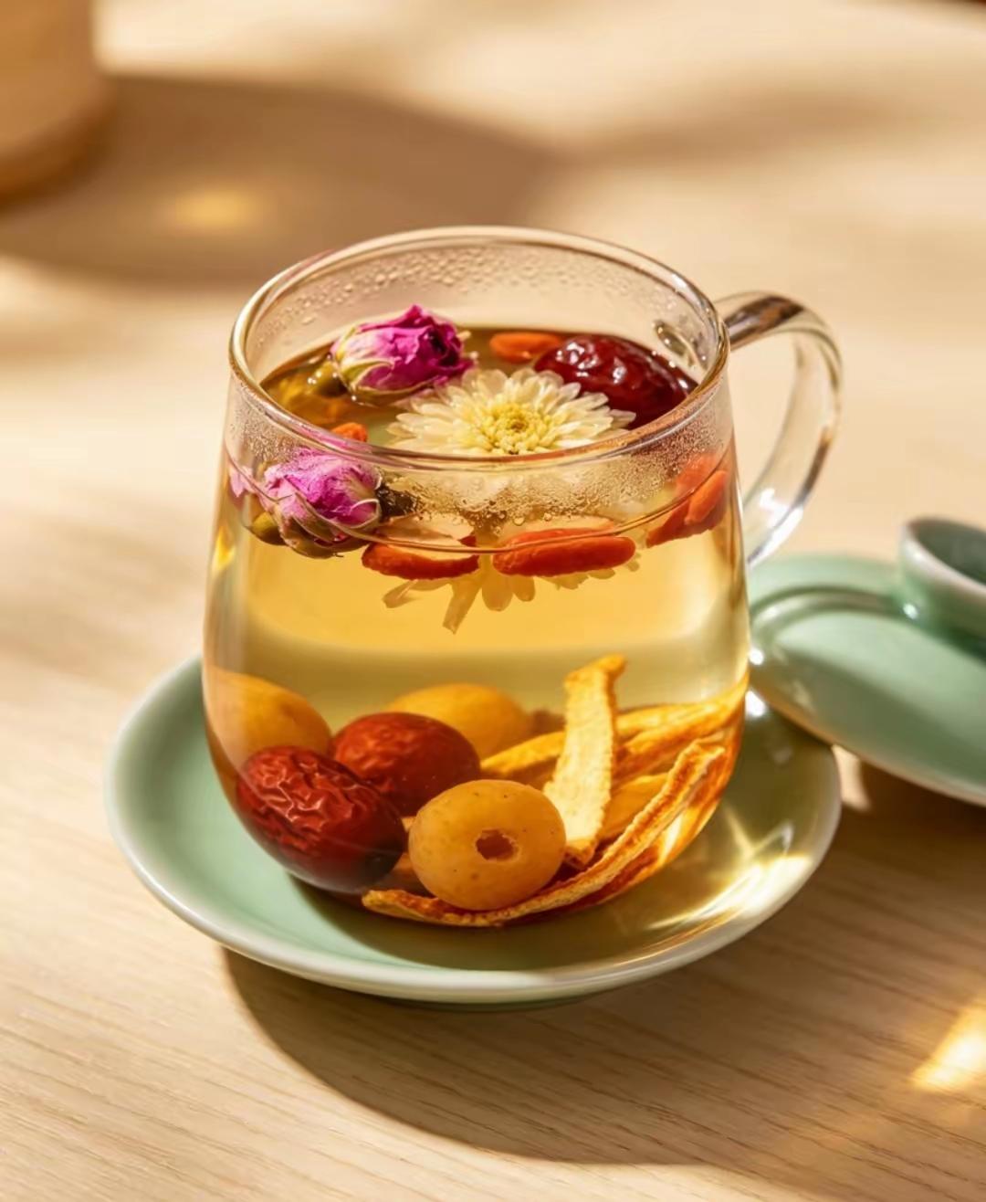 人过40，别瞎补！记住3句老话，比吃补品管用
 
1. 早喝温水不空腹，暖胃润肠