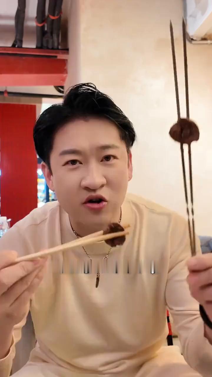 老两口，我今天带你吃个小两口。
特色的本地小山羊太香了，小山羊嫩的，着火吧。这一