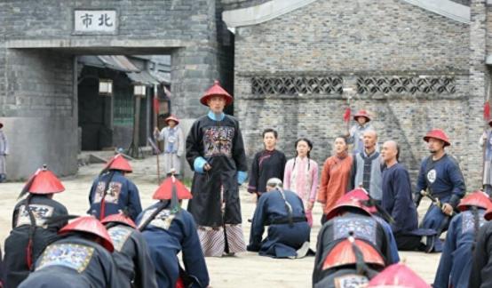 公元1751年，79岁的张廷玉被抄家，竟然搜出了360000两银子。乾隆冷笑一声
