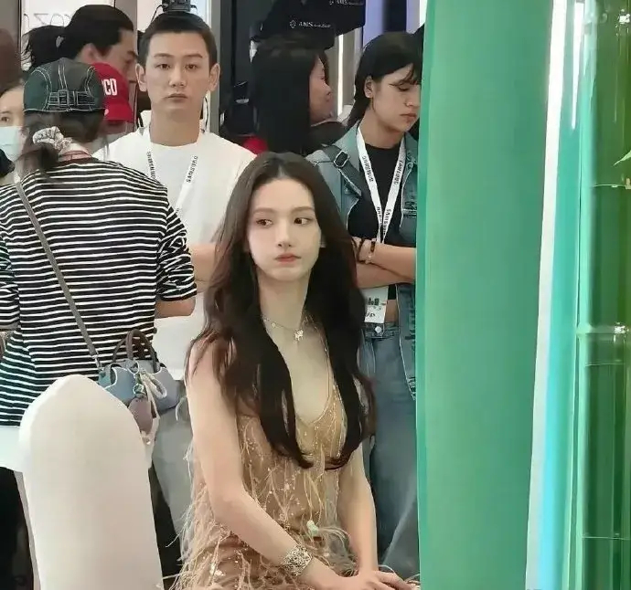 这是金晨？差点没认出来。电视上看起来一般，没想到真人这么好看 