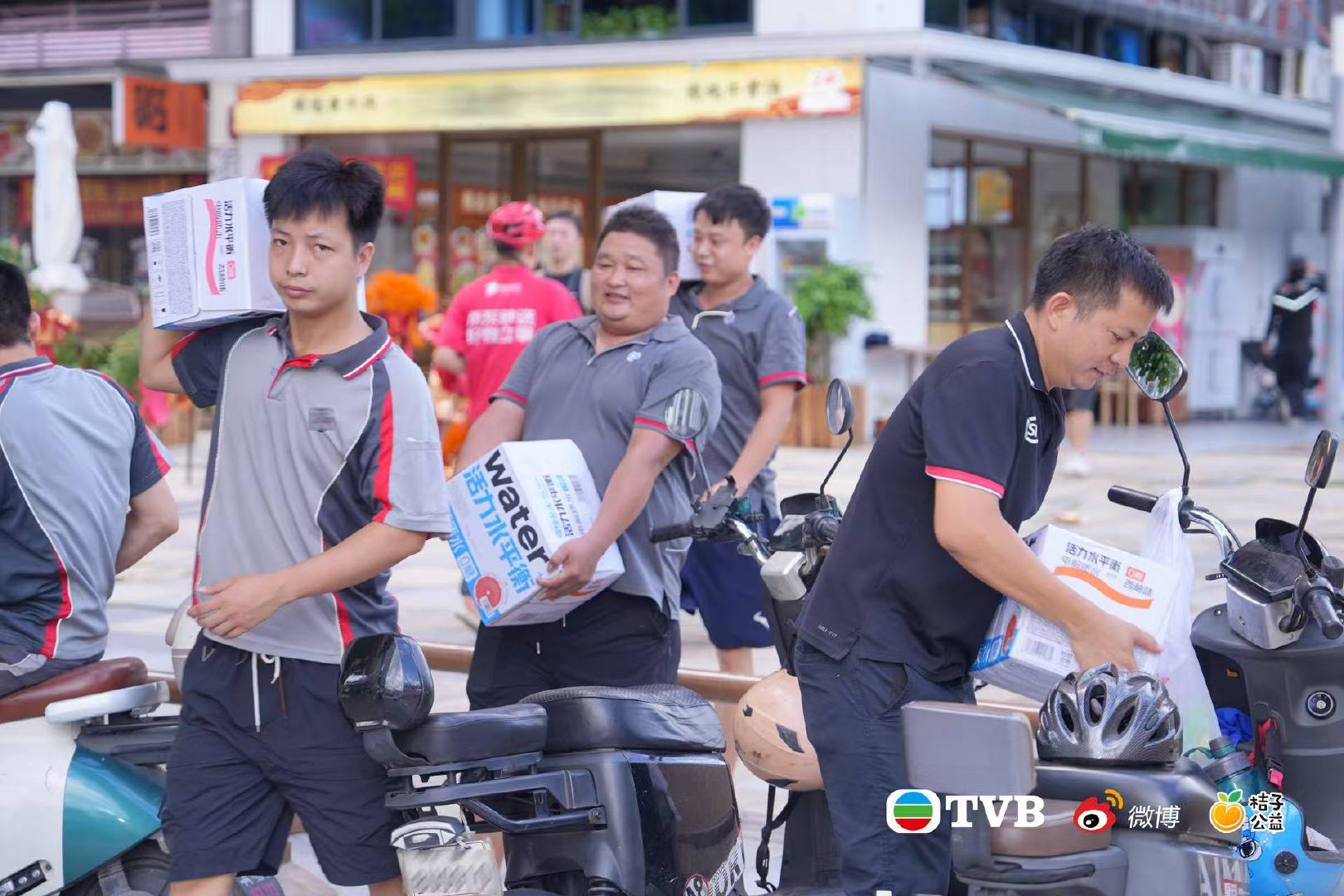 TVB剧组请快递员喝消暑饮品TVB陈豪张曦雯致敬一线快递员正是这份关怀和支持，让