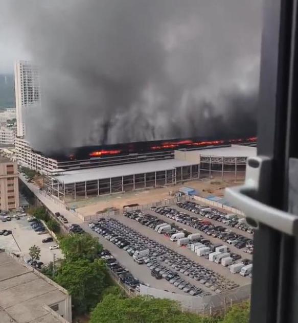 深圳比亚迪立体车库凌晨起火，

真不是电池自燃，

现场到底啥情况？

4月14