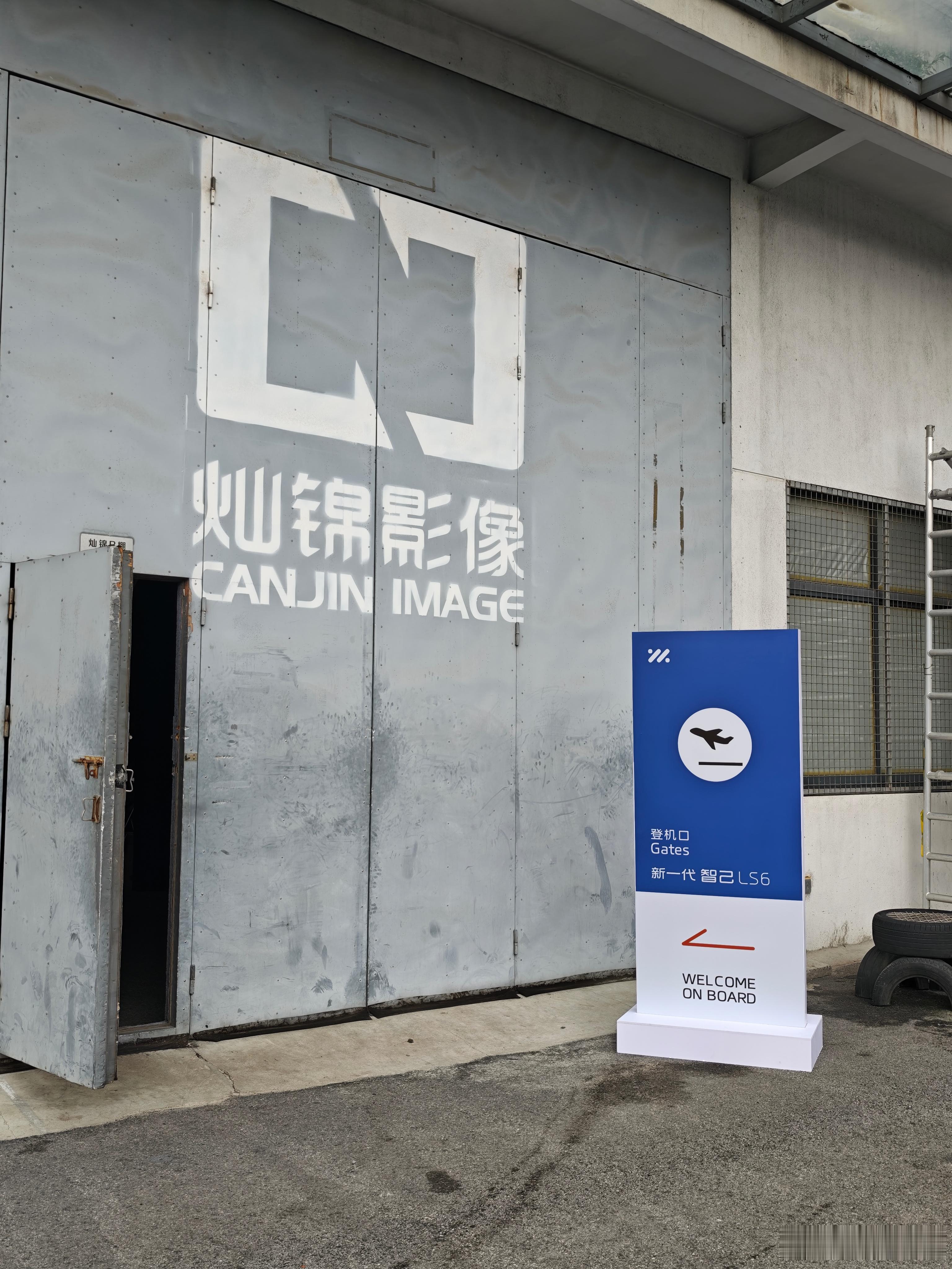 周末一大早赶过来拍车，本来困到模糊，一看到车整个人就精神了，这就是天选拍车人吧[