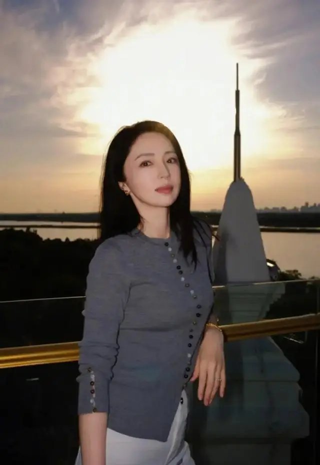 47岁董璇松花江缆车追落日 真正的女明星永远不靠年龄定义状态董璇是黑龙江当地人，