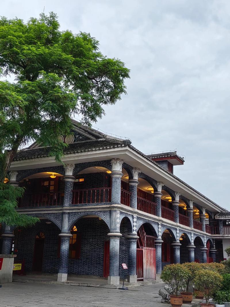 前几天去遵义，专门跑了一趟会址。
去之前我想象的，是一栋很气派的楼。到了才发现，
