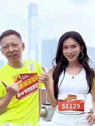 马拉松 香港开跑，明星状态大不同！黄宗泽生图显老态，黄晓明颜值回春白到发光；阿S