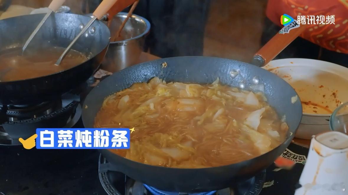 贾冰做饭做法基础味道就不基础现在就出发 贾冰这做饭手法真是又粗犷又有味，白菜炖粉