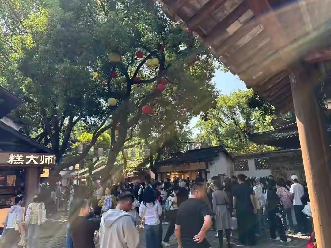 景区排队1小时，娃突然喊“憋不住了”！国庆带娃出游，这5招能救急🚨

刚刚过去