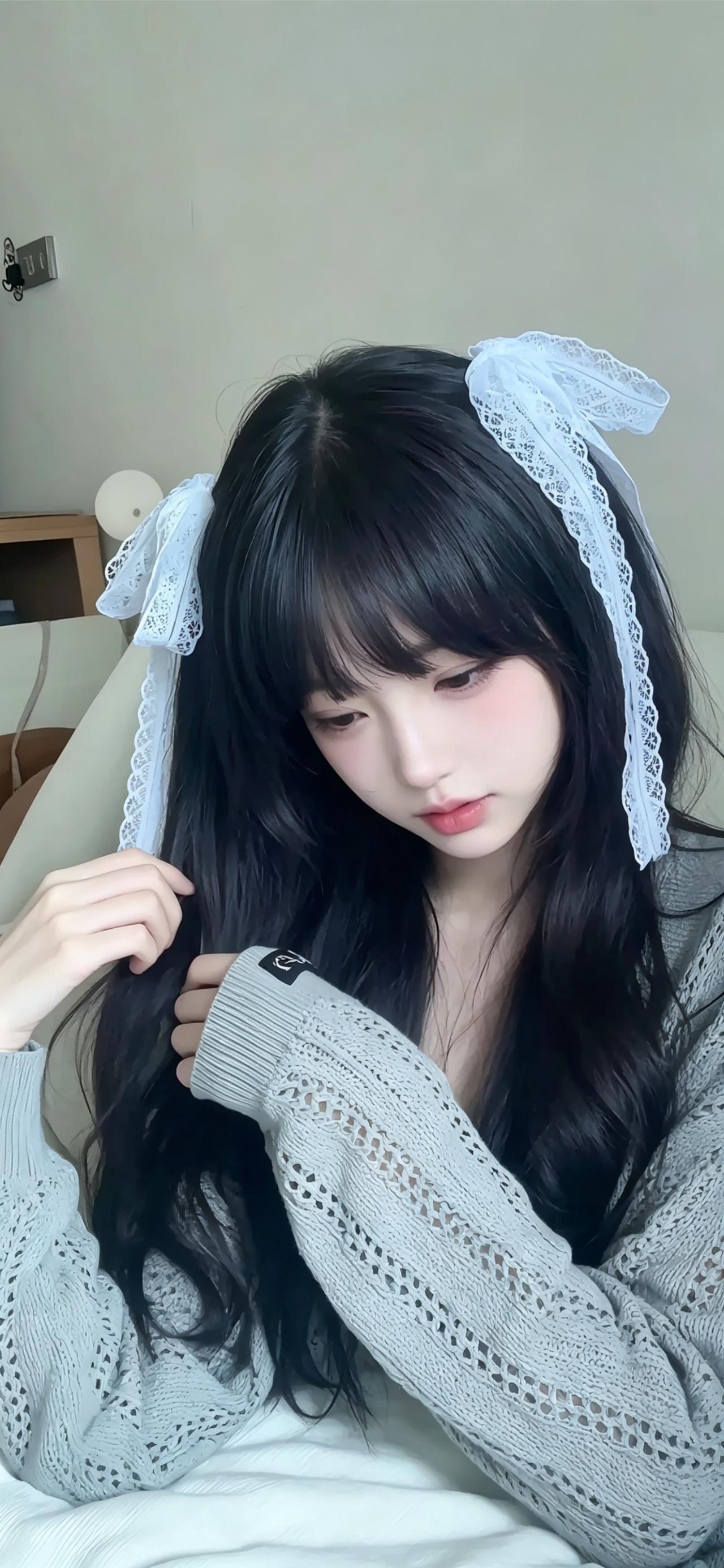 💫 蕾丝蝴蝶结·纯欲氛围感
 
奶油色卧室背景，白色蕾丝蝴蝶结发饰自带温柔感，