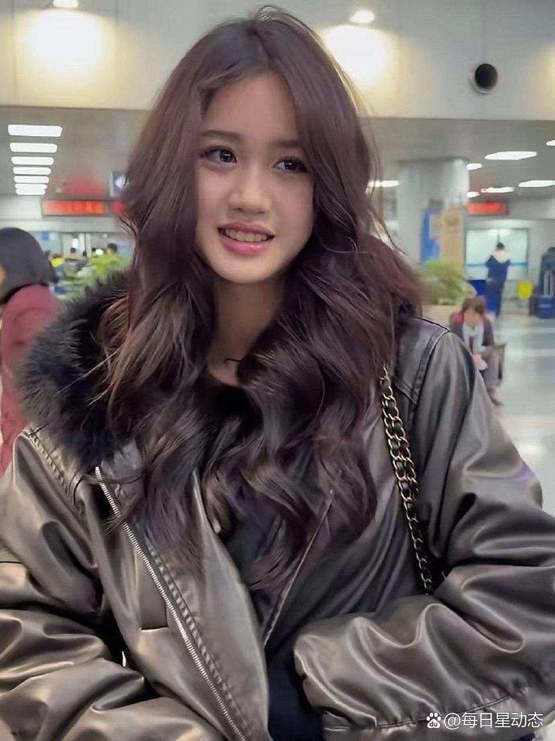 钟丽缇的二女儿，完美遗传妈妈的巅峰颜值，真是无限循环的美貌。 ​​​