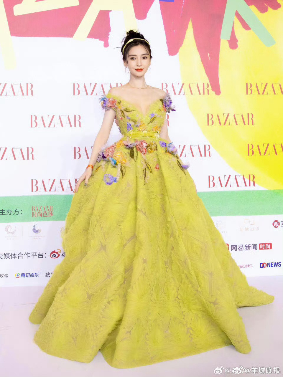 【这些鲜花造型礼服，你pick哪一位？】一花一世界，在花朵的映衬下，她们的面庞更