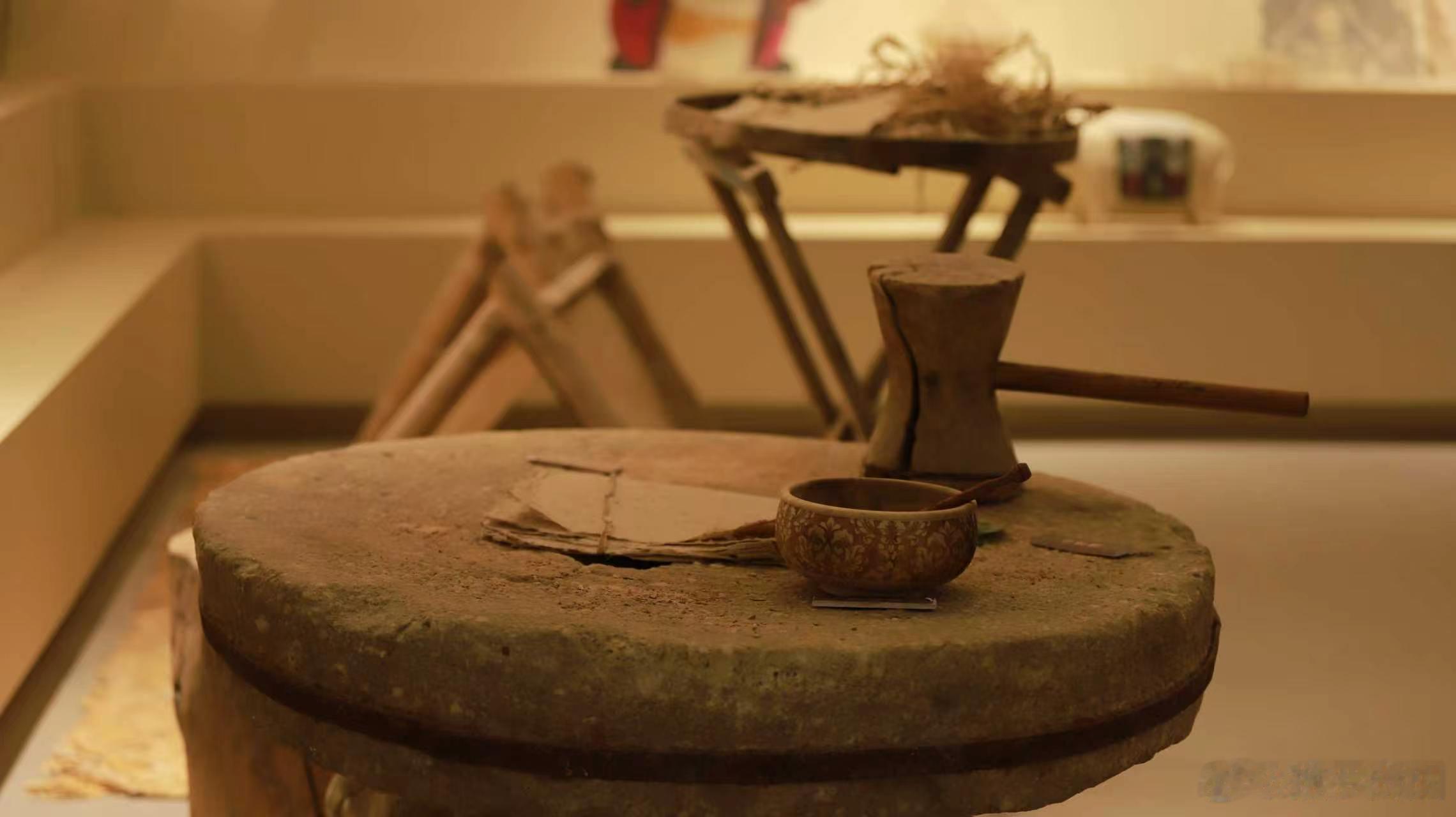 和田桑皮纸坚持1700年古法制作工艺【桑皮纸：穿越千年的纸业活化石】在机器造纸普