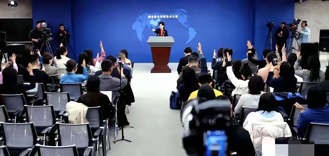 在国台办举行的例行新闻发布会上，屡次出现台湾记者提问时将台湾地区领导人称呼为“总