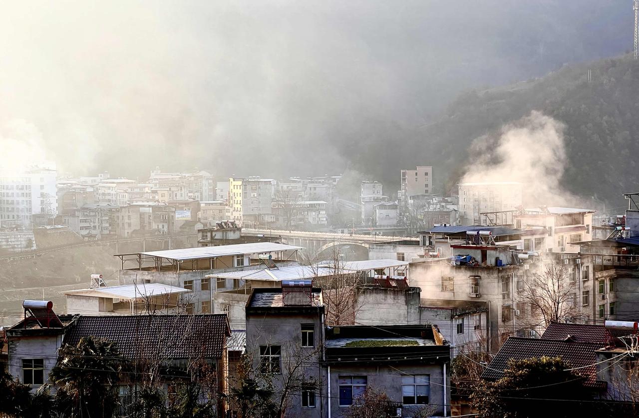 回老家农村过年，碰见一个混的很成功的年轻人，他初中没毕业，除了有钱，别人办不成的