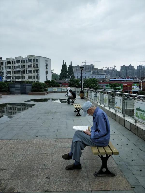 一个老人怎样才能显得年轻呢？

人老了就是老了，谁也无法阻挡老年的降临。

不过