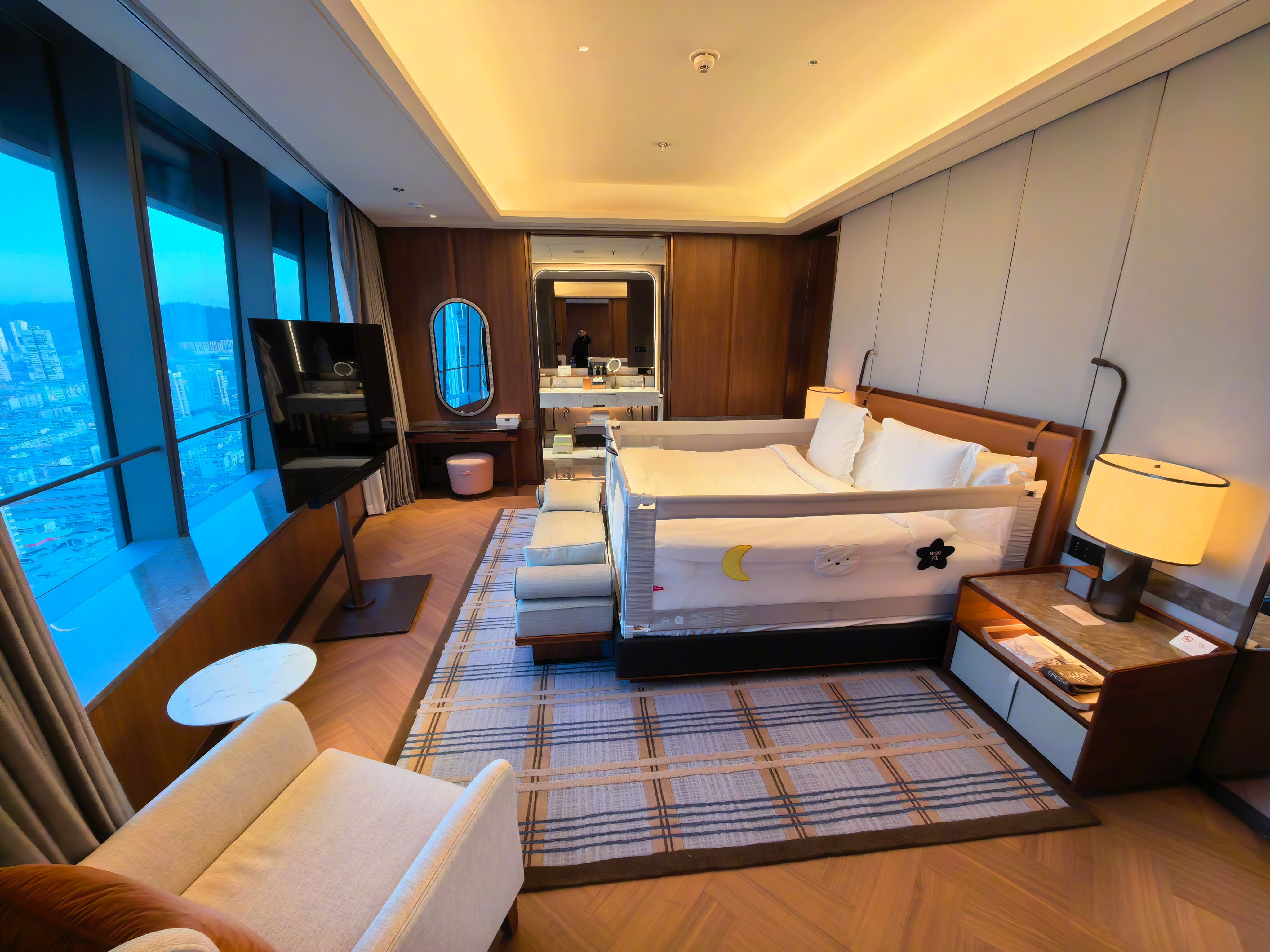 给家人安顿好了，开始休假。今天大连月亮圆啊。 