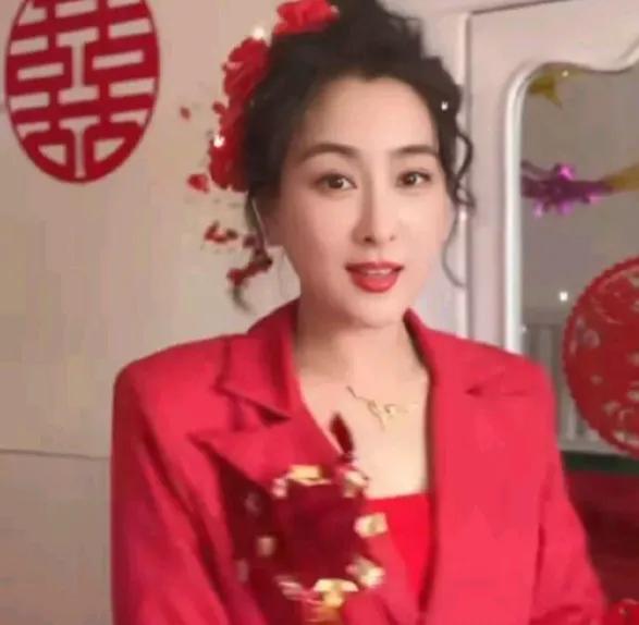 马苏在七夕这一浪漫的节日里晒出了自己穿着新娘装的照片，简直美得爆炸！可以说她穿着