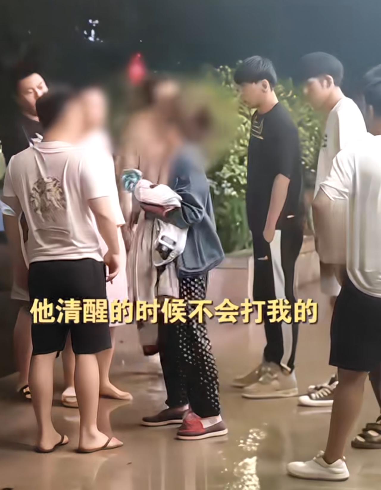 大街上，男孩对妈妈拳打脚踢，妈妈被打的连连求饶。过了好一会儿，一群小伙子看不过去