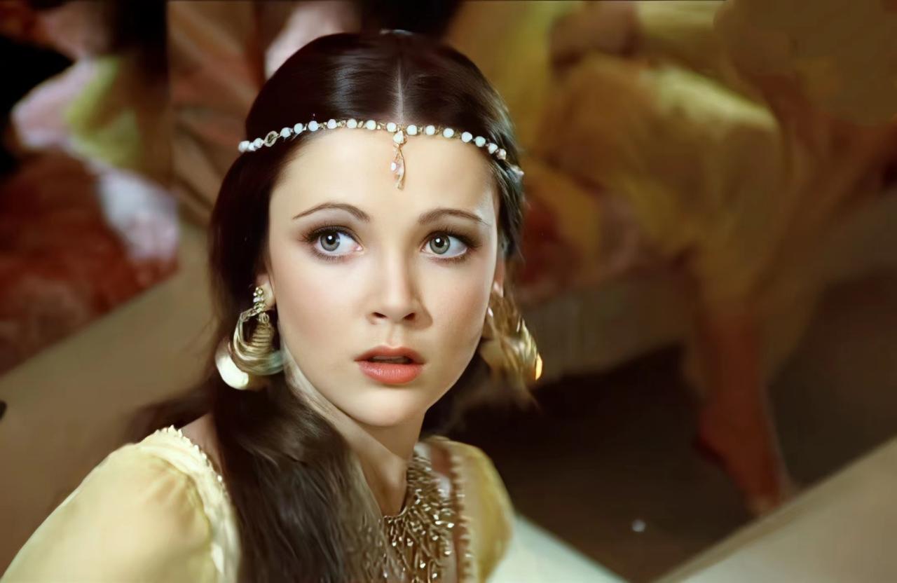 美丽的异域公主
19岁的艾玛萨姆斯真的是美爆了！
女神在《新天方夜谭》这部电影里