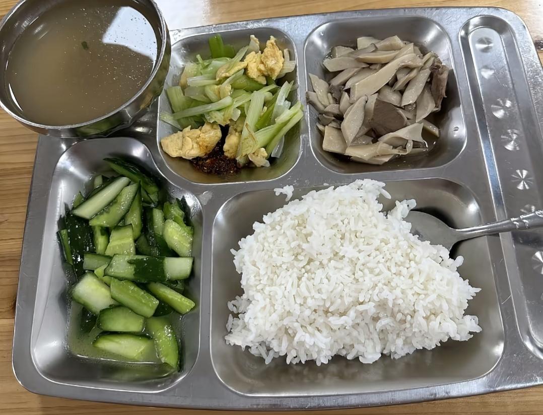 一碗饭，满盘菜，家常便饭最相宜。都让多吃青菜，吃完能干活吗？这一份值五🖐🏻元