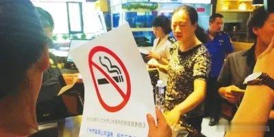 餐饮店劝阻吸烟当事人已去世南通一餐饮店老板劝阻顾客吸烟起冲突，送医抢救无效后不幸