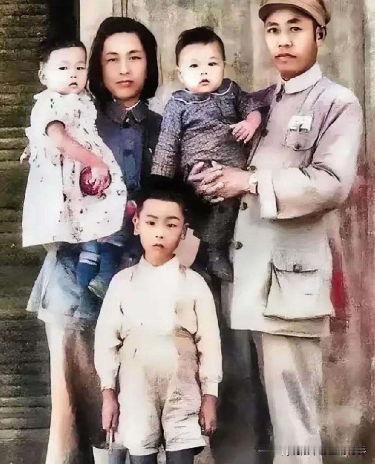 这张珍贵的军人全家福，艰苦年代里这份团圆有多来之不易？
