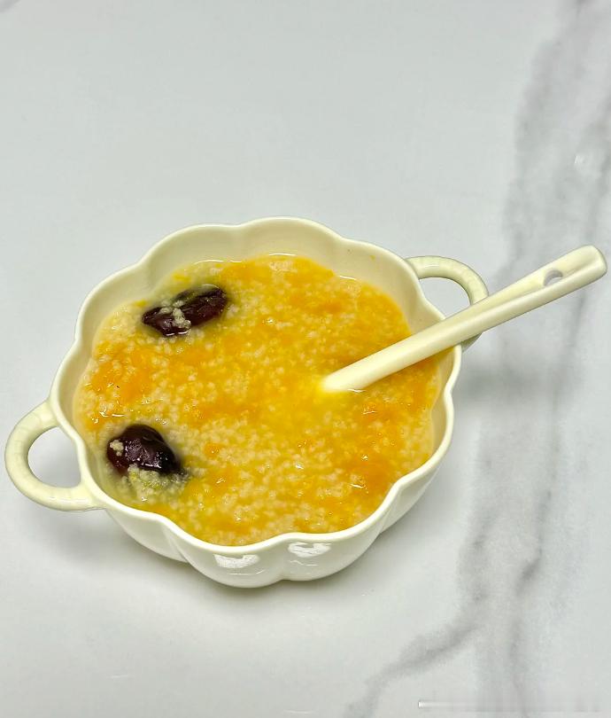 感冒喉咙不舒服，醒来就有碗温好的小米粥，简直恰到好处。清淡，暖胃，更暖心。谢谢老