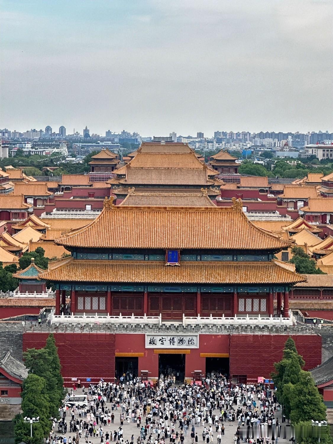分享一张最近随手拍的照片站在景山公园高处俯瞰，故宫全貌尽收眼底。红墙黄瓦，殿宇重