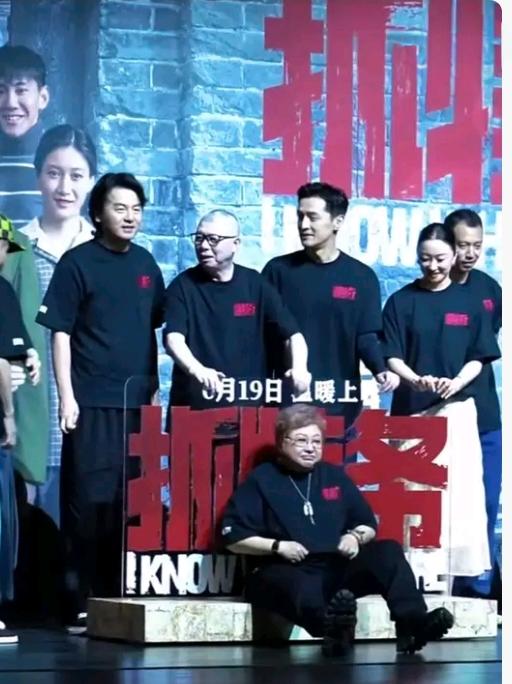 冯小刚是一个很自私凉薄之人，对待亲情也是如此。母亲病重在床，他几乎没怎么去看过，