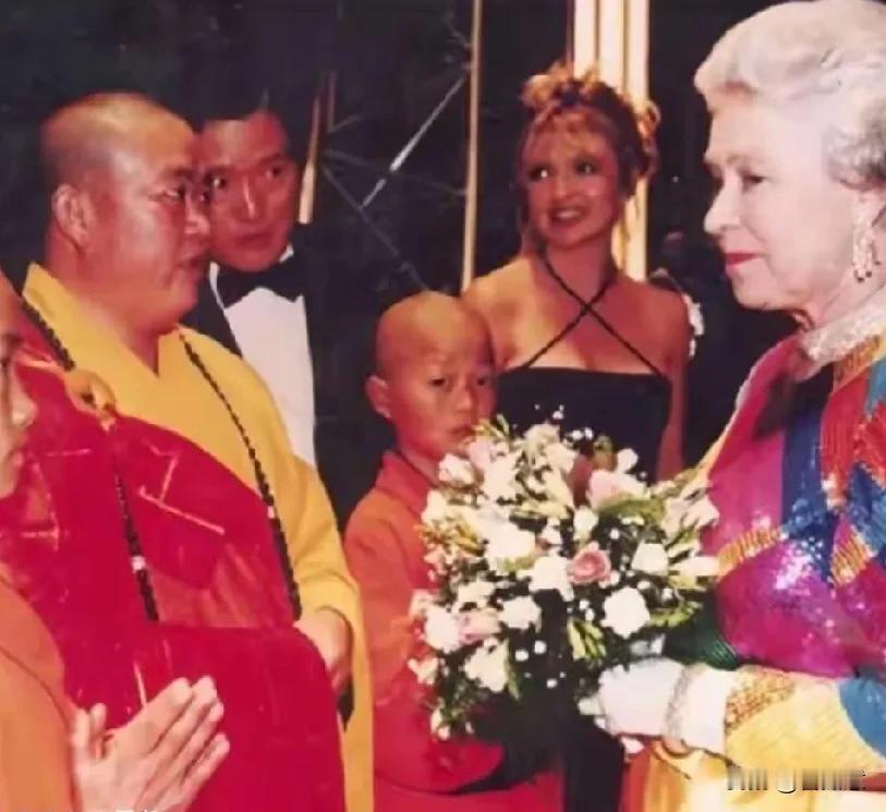 他何其荣幸，90年代竟然接受过英国女王送花🌹