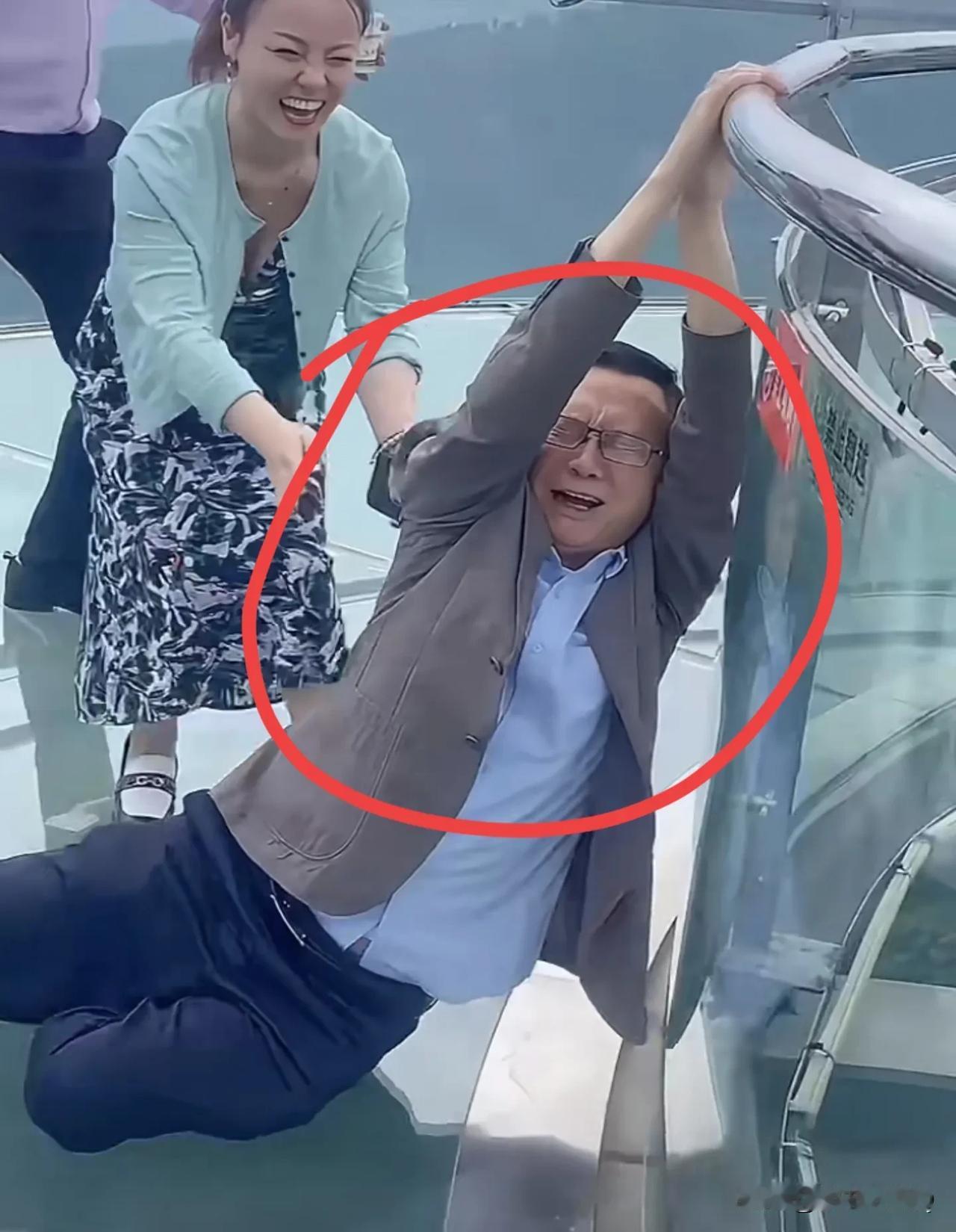 哈哈，看了高启强走玻璃栈道这个视频发现了一个奇怪的现象！有些人害怕很正常，怎么这