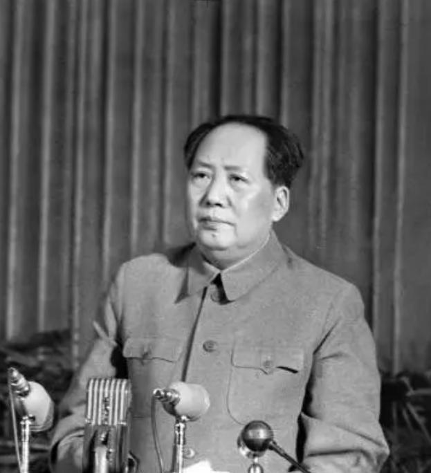 选拔五十年外交大使时有人建议启用国民党旧人员，毛主席坚决表示应该自己培养人才！