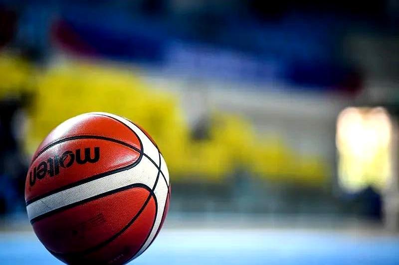 末节落后11分，中国男篮靠一个奶爸和一条拉伤的大腿翻盘。
 
第三节结束哨响，记