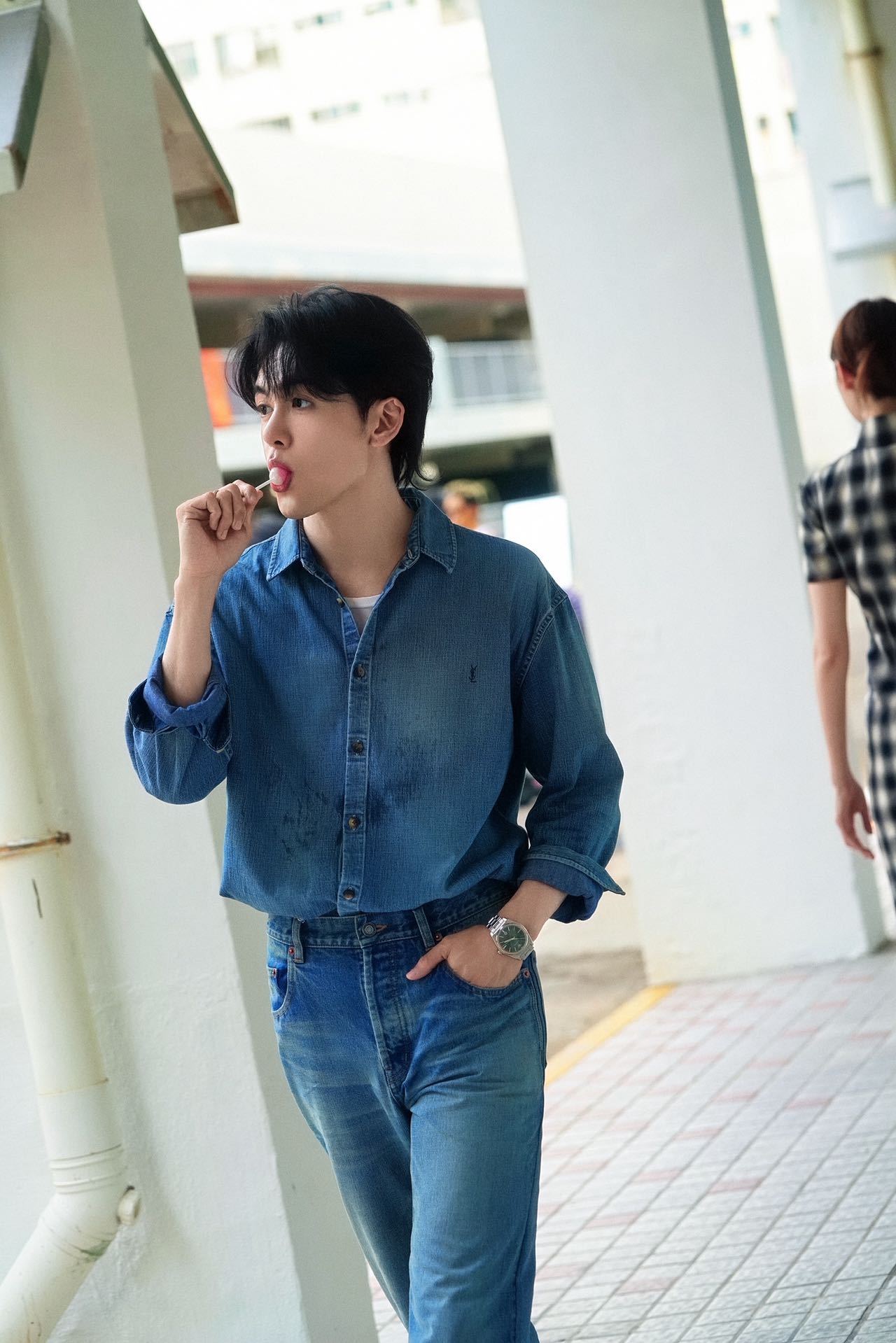 曾舜晞你这“魔丸”属性也太藏不住了吧！别人拍MV都端着镜头耍帅，他倒好，直接在片