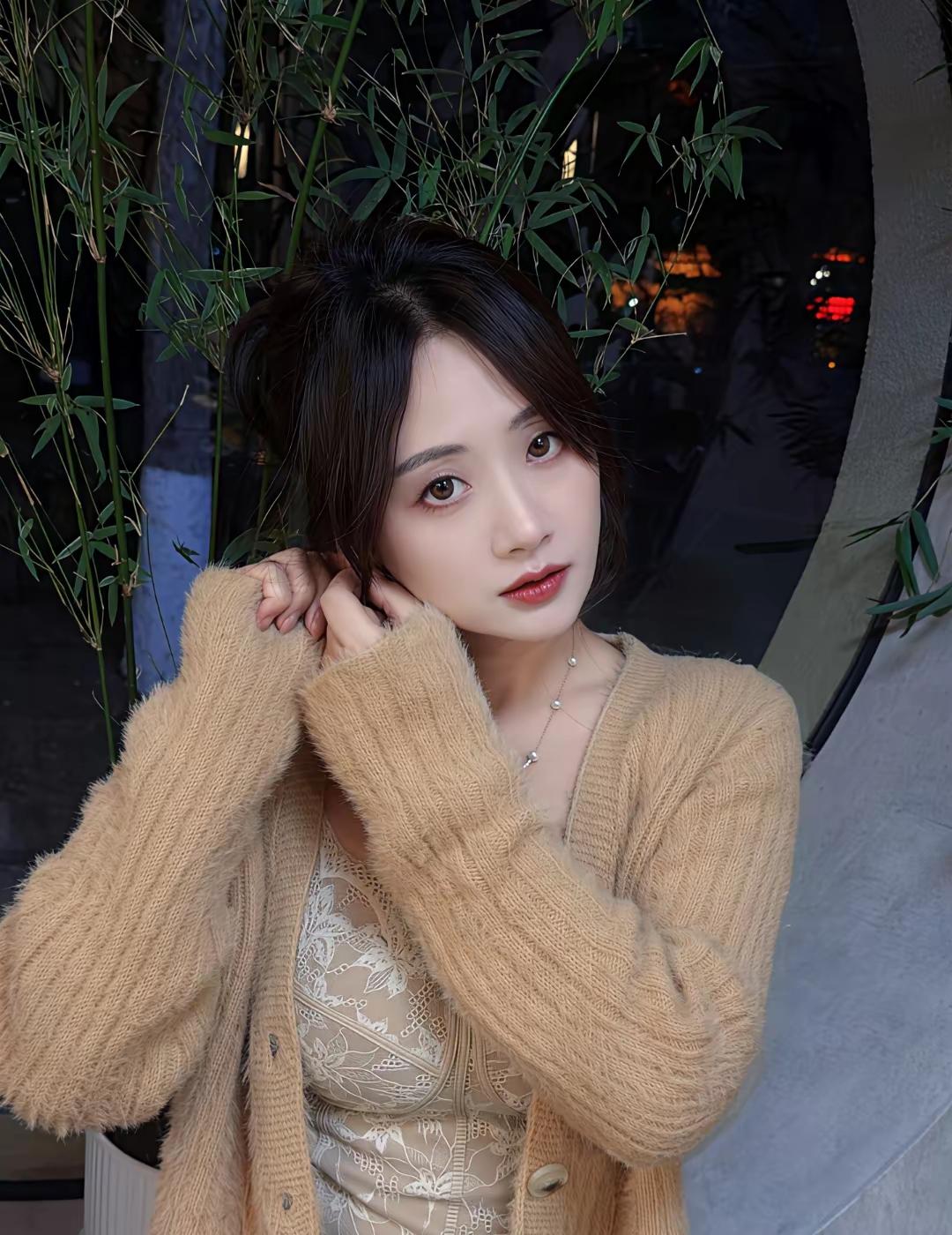 温柔穿搭，暖色调毛衣搭配蕾丝裙，甜美又温暖。