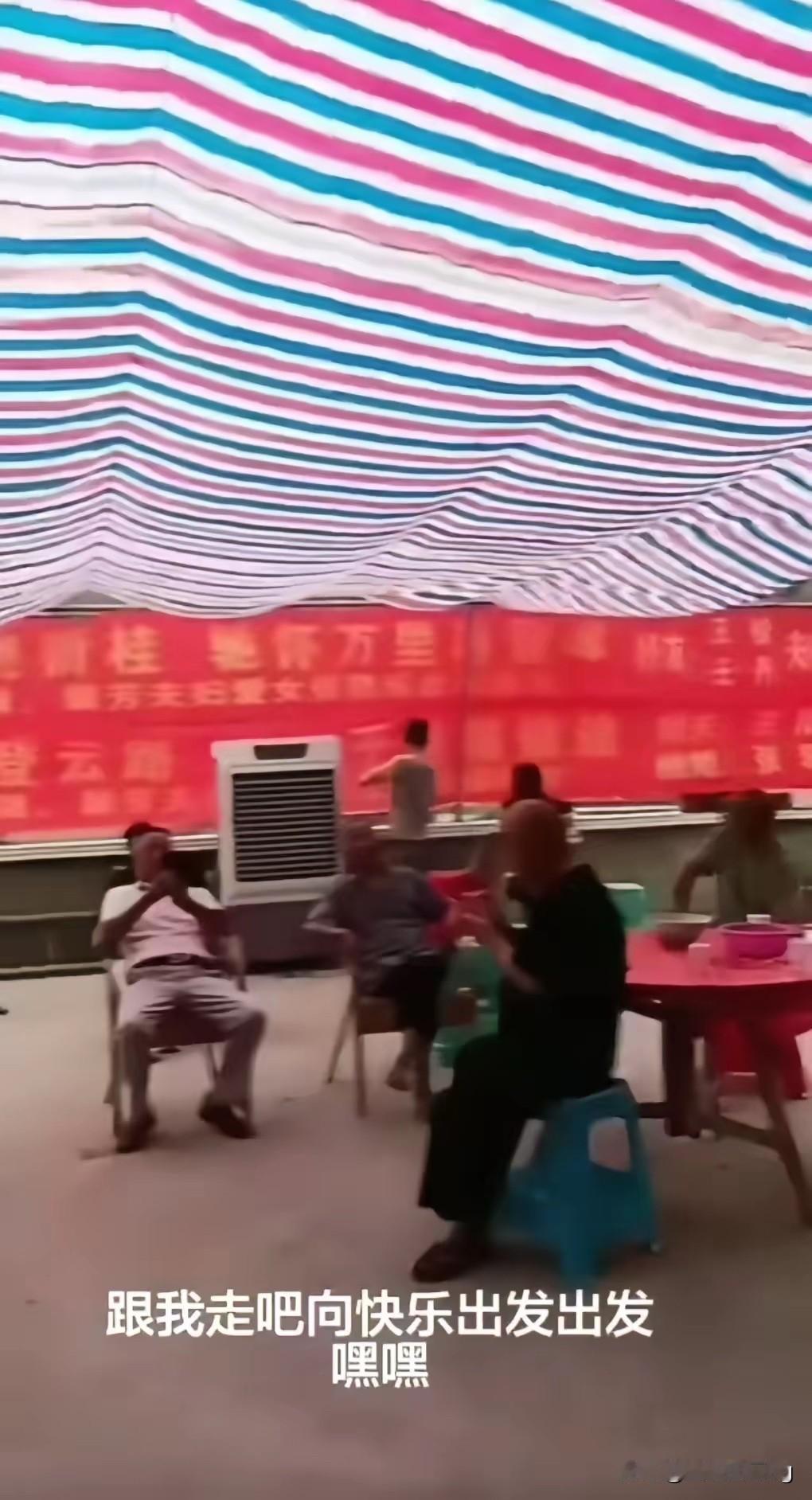 宜宾一场喜气洋洋的升学宴，本来是全家庆贺、亲友同喜的好日子，却突发惊险一幕，看得