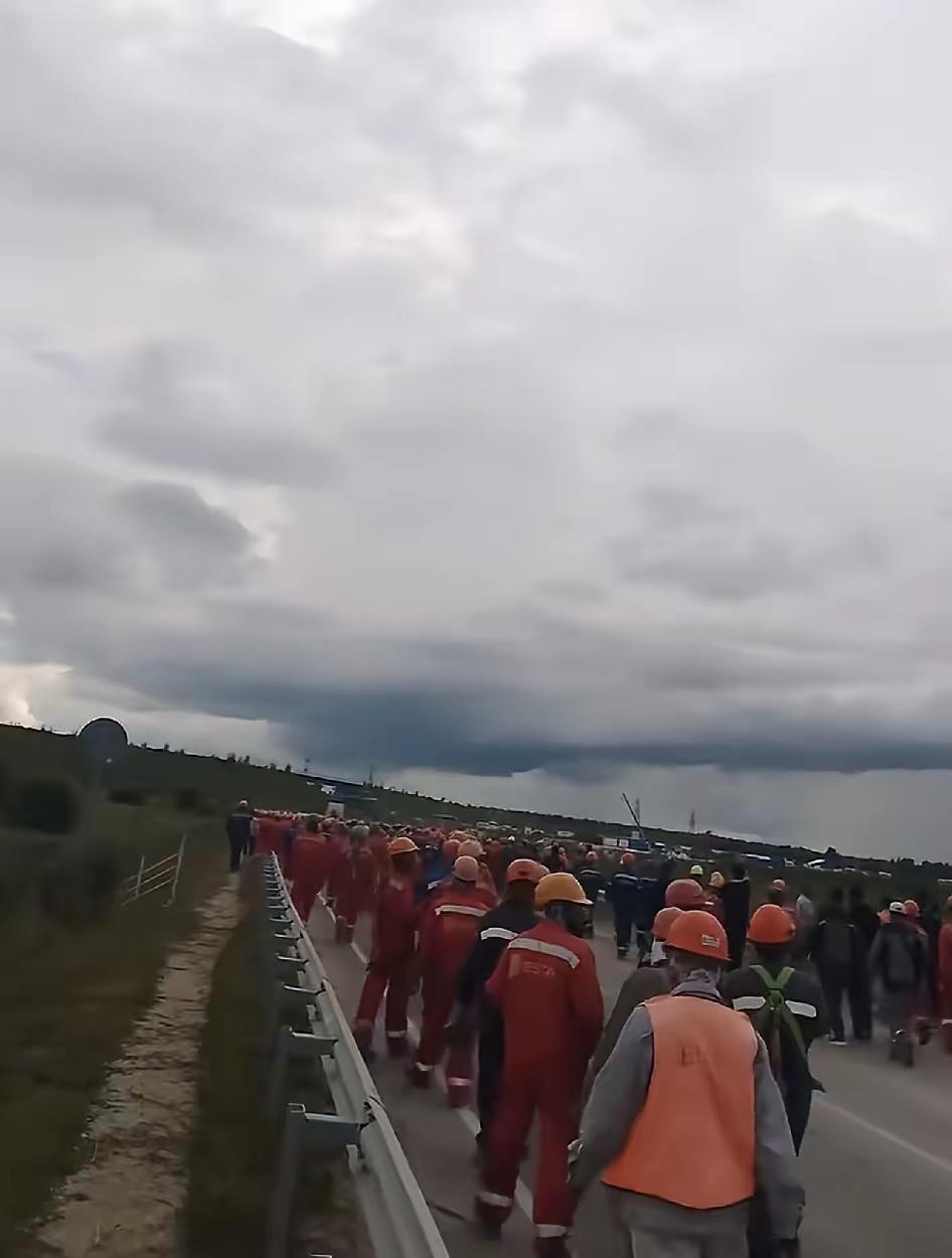 当地时间8月25日，位于俄罗斯远东的中俄合资阿穆尔天然气化工综合体突发爆炸起火，