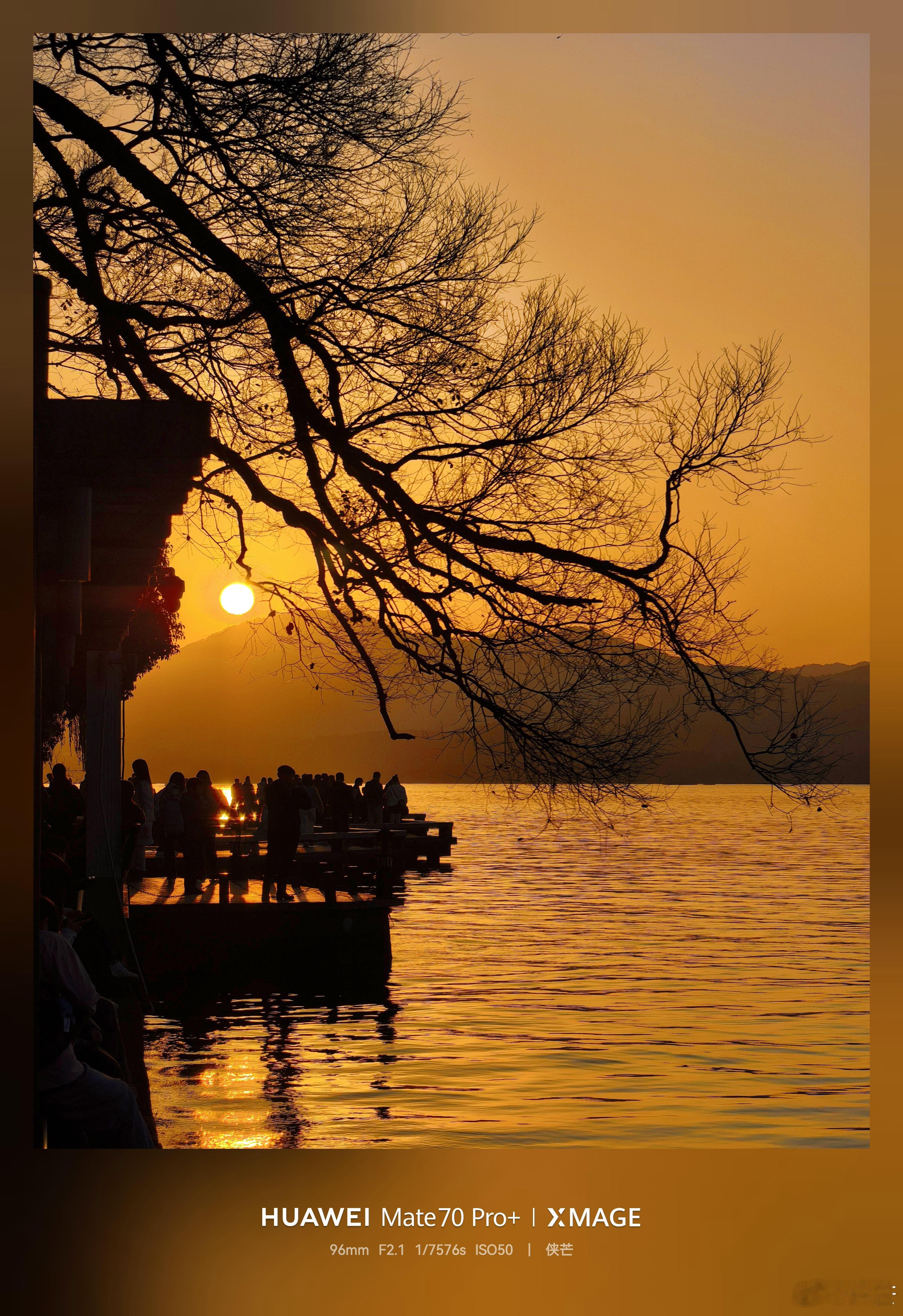 〖西湖夕照图〗        夕阳西下，湖光潋滟，拱桥如虹，游船轻荡，枯枝剪影映