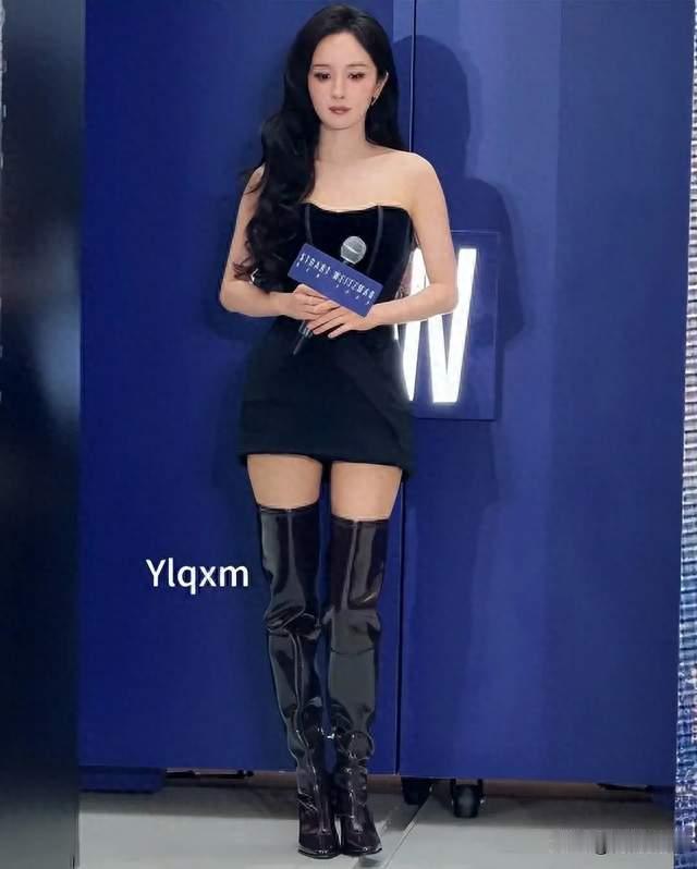 杨幂39岁上海走穴太敢了！黑色抹胸超短裙“内衣外穿”